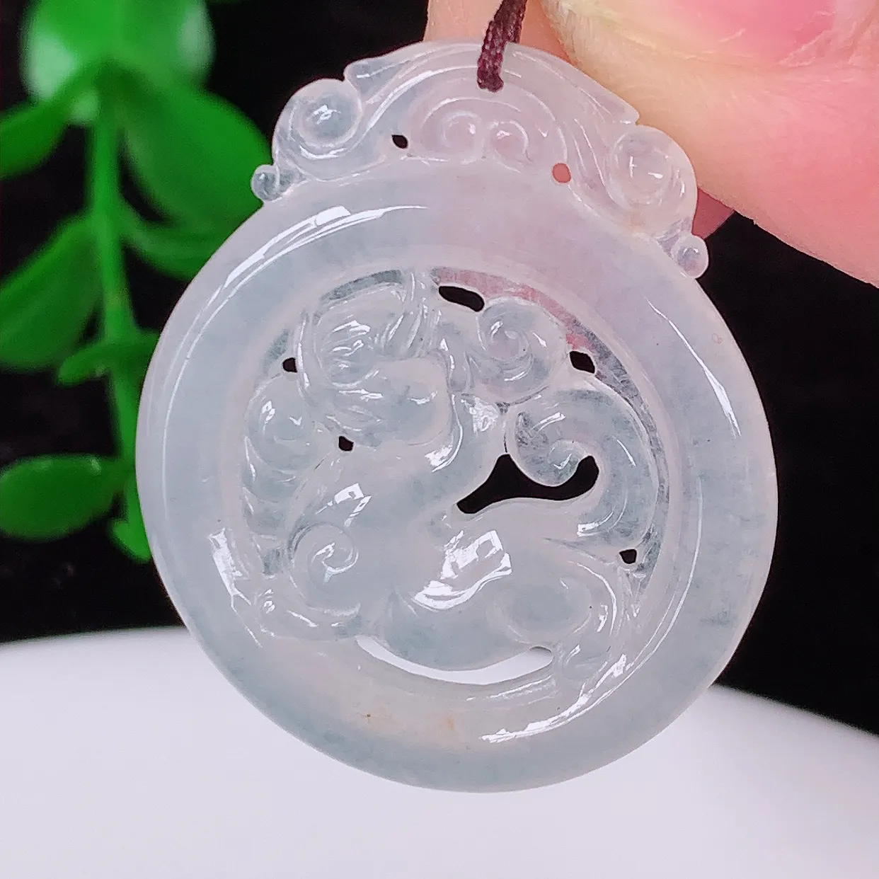 自然光实拍，冰种翡翠麒麟吊坠，仿古招财进宝如意玉麒麟；冰透起莹，老坑冰润，镂空精雕工艺。佩戴翡翠麒麟