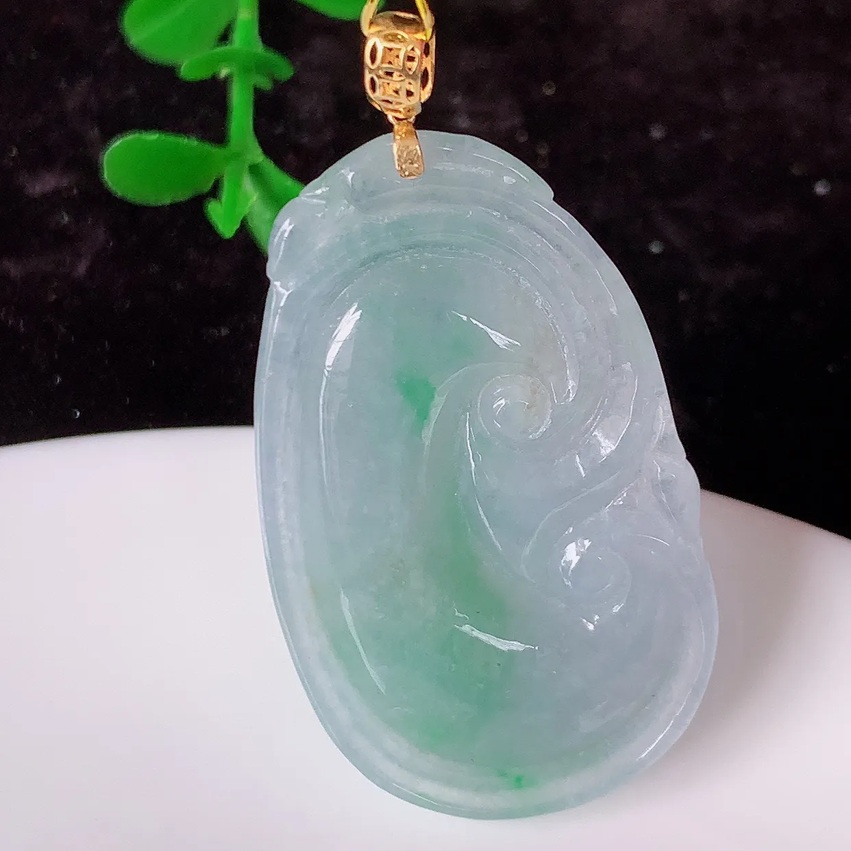 18K金镶嵌冰润春带彩翡翠如意吊坠，玉质细腻，时‮大尚‬方，款式经典，佩戴优雅高贵上档次！#35.24