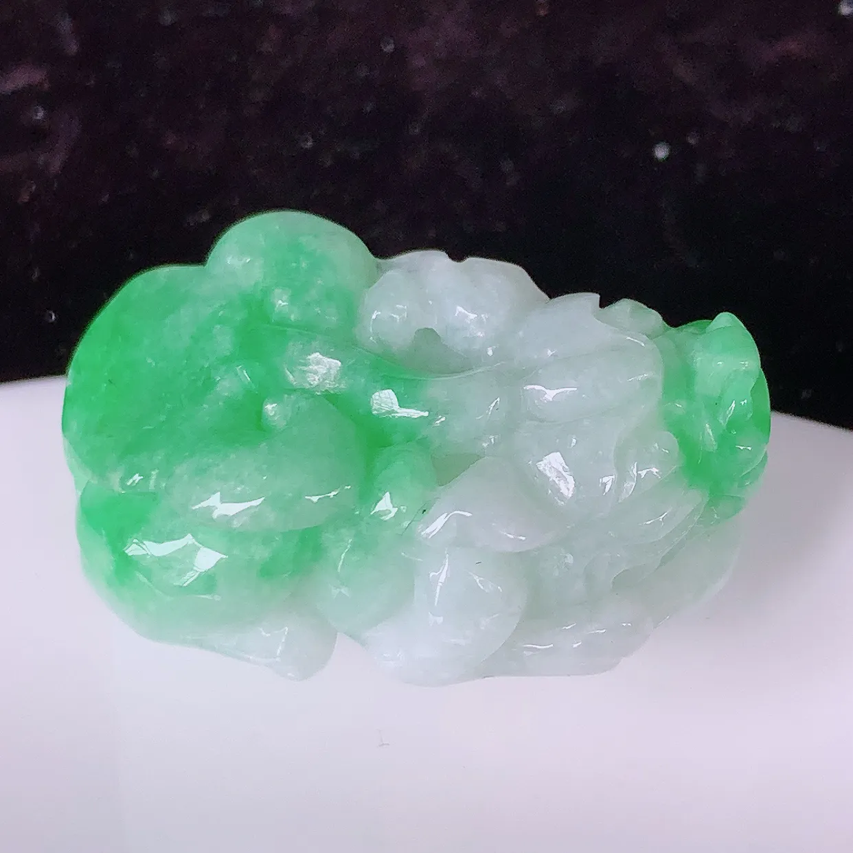 自然光实拍，冰润飘绿翡翠招财貔貅吊坠，民间有“一摸貔貅运程旺盛，再摸貔貅财运滚滚，三摸貔貅平步青云 ”的美好祝愿。#81.24
