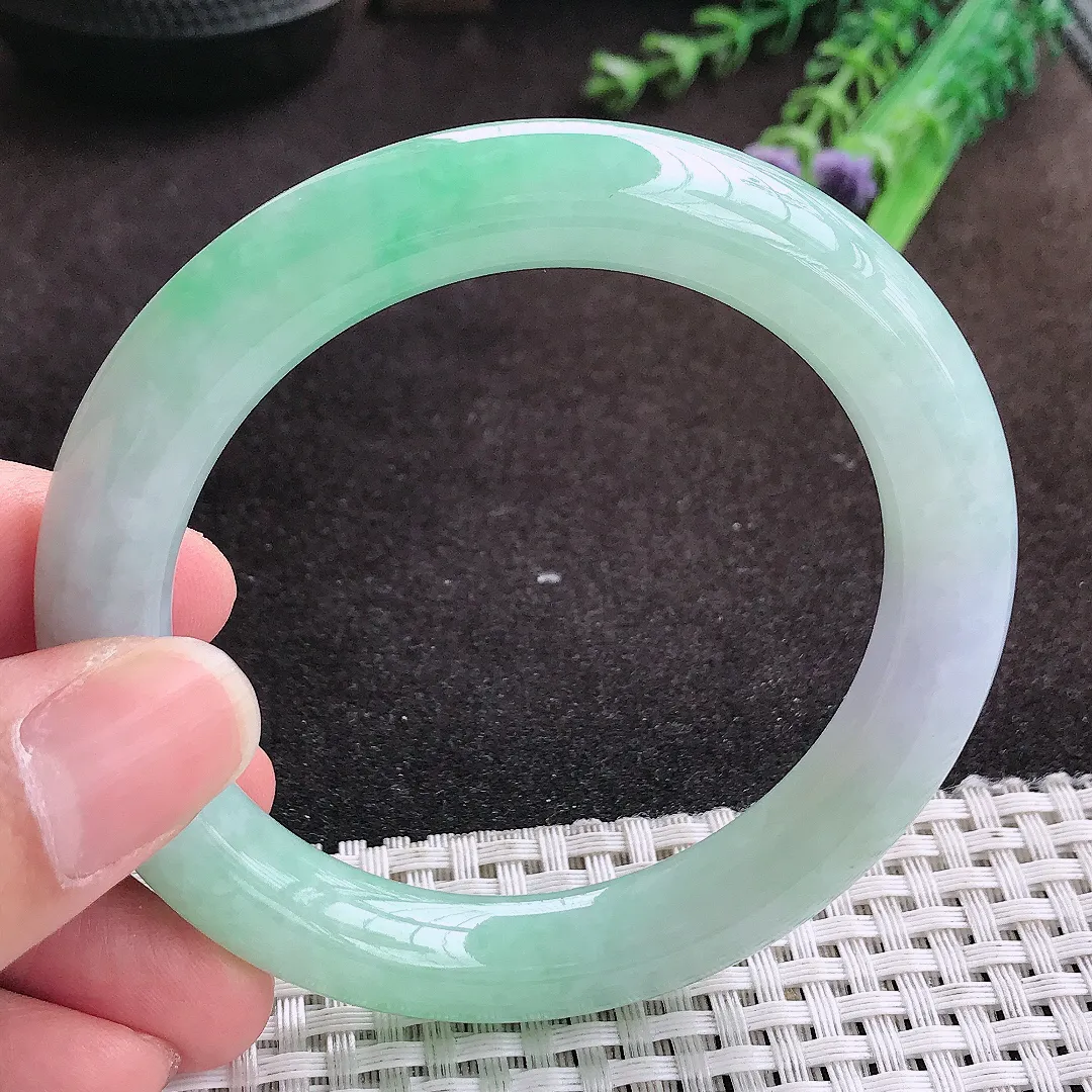自然光56.5/10.2/10老坑精美温润飘绿圆条手镯翡翠玉镯手环
