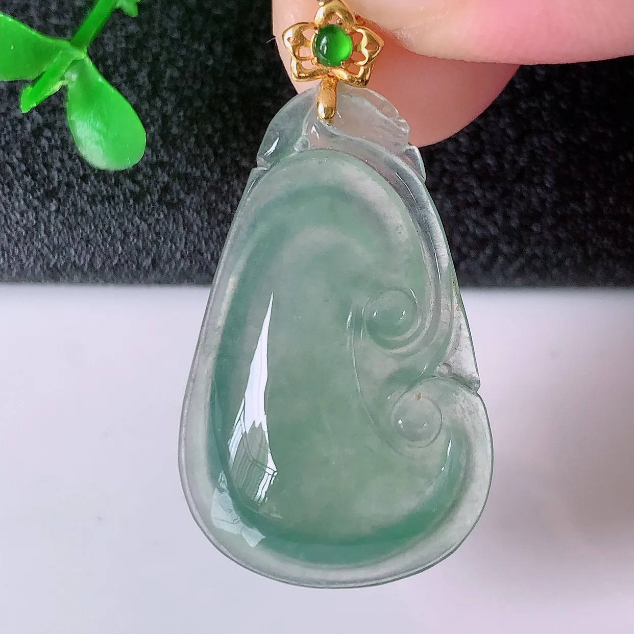 18K金镶嵌冰种翡翠如意吊坠，简单的镶嵌设计、让玉坠百搭又精致，寓意着吉祥，事事如意！#12.24