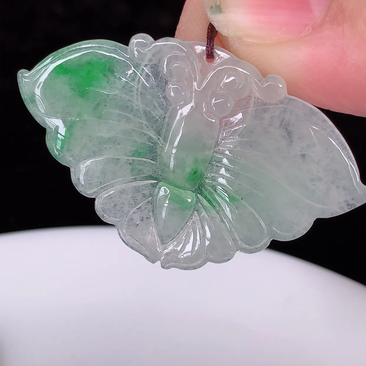 自然光实拍，冰种飘绿翡翠蝴蝶吊坠，种老水足，雕工精湛 ，寓意美好， 佩戴时尚出众！#87.19