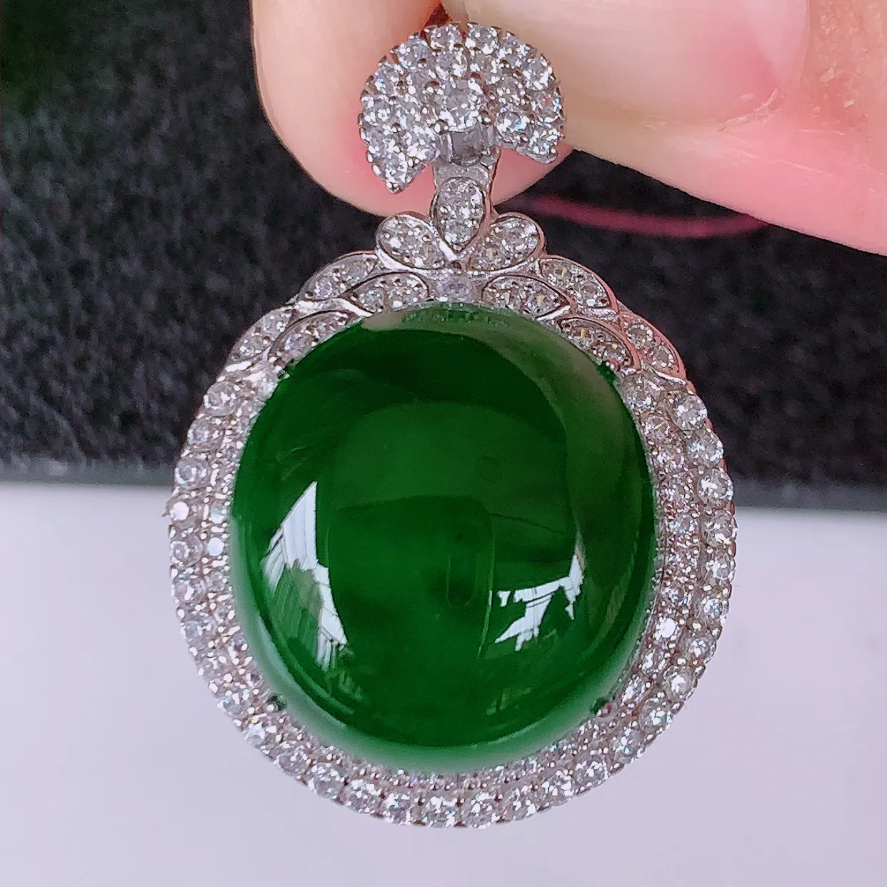 大颗冰透满绿翡翠蛋面925银镶嵌吊坠，自然光实拍，翠色灵动，颜色漂亮，种老水足，品相佳，佩戴佳品！#98.24整体27.5*19.5*10.8裸石15.2*14.2