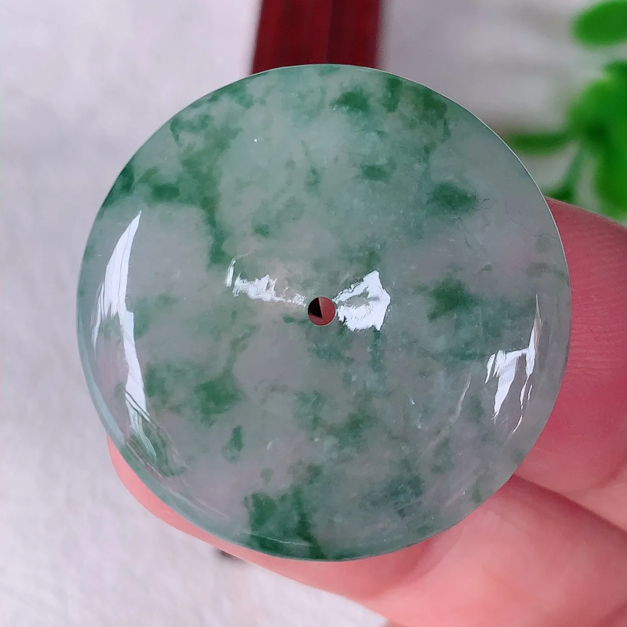 自然光实拍，冰种飘花翡翠平安扣吊坠，玉扣，平安是福；很美的料子，平安扣佩戴优雅迷人！#60.24