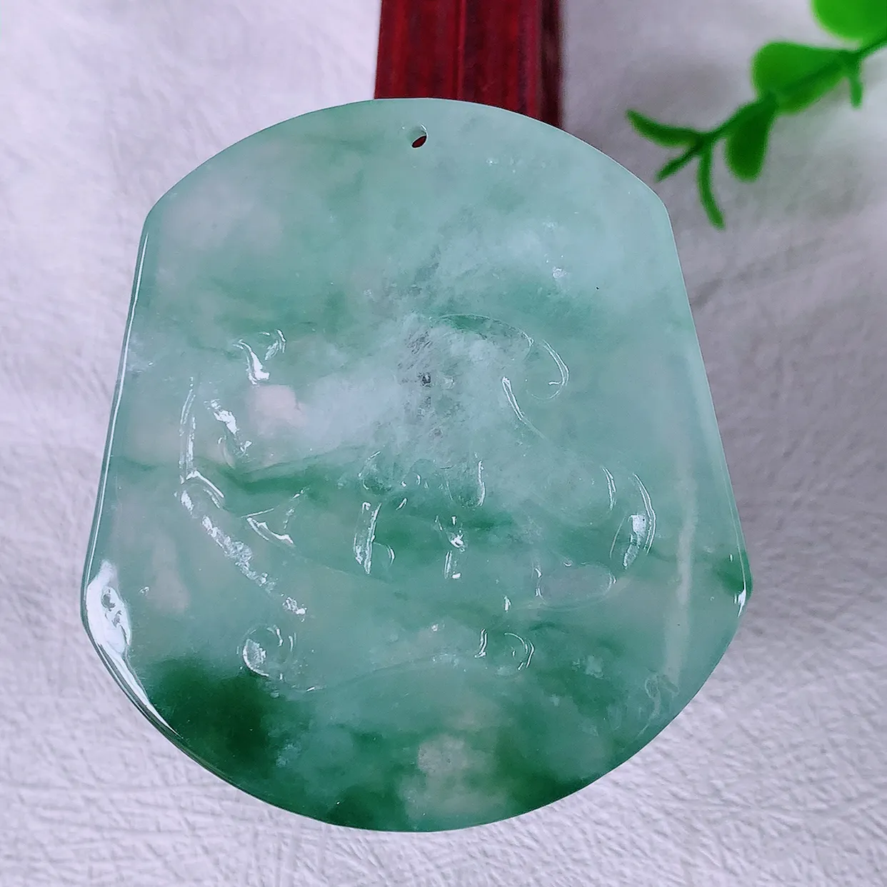 自然光实拍，冰种飘花翡翠喜上眉梢吊坠，时人之家，闻鹊声皆以为喜，故谓喜鹊报喜。”题材有喜上眉梢，双喜临门，花开富贵的美好意义。性价比超值！#46.19