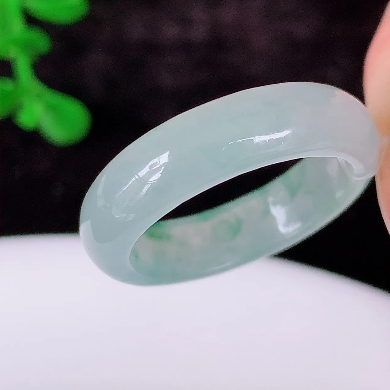 自然光实拍，18.2mm内径冰种飘花翡翠指环，玉戒指，玉质莹润，好精美好冰润的指环，17圈口，上手纤巧！#49.19尺寸18.2*5.2*3mm