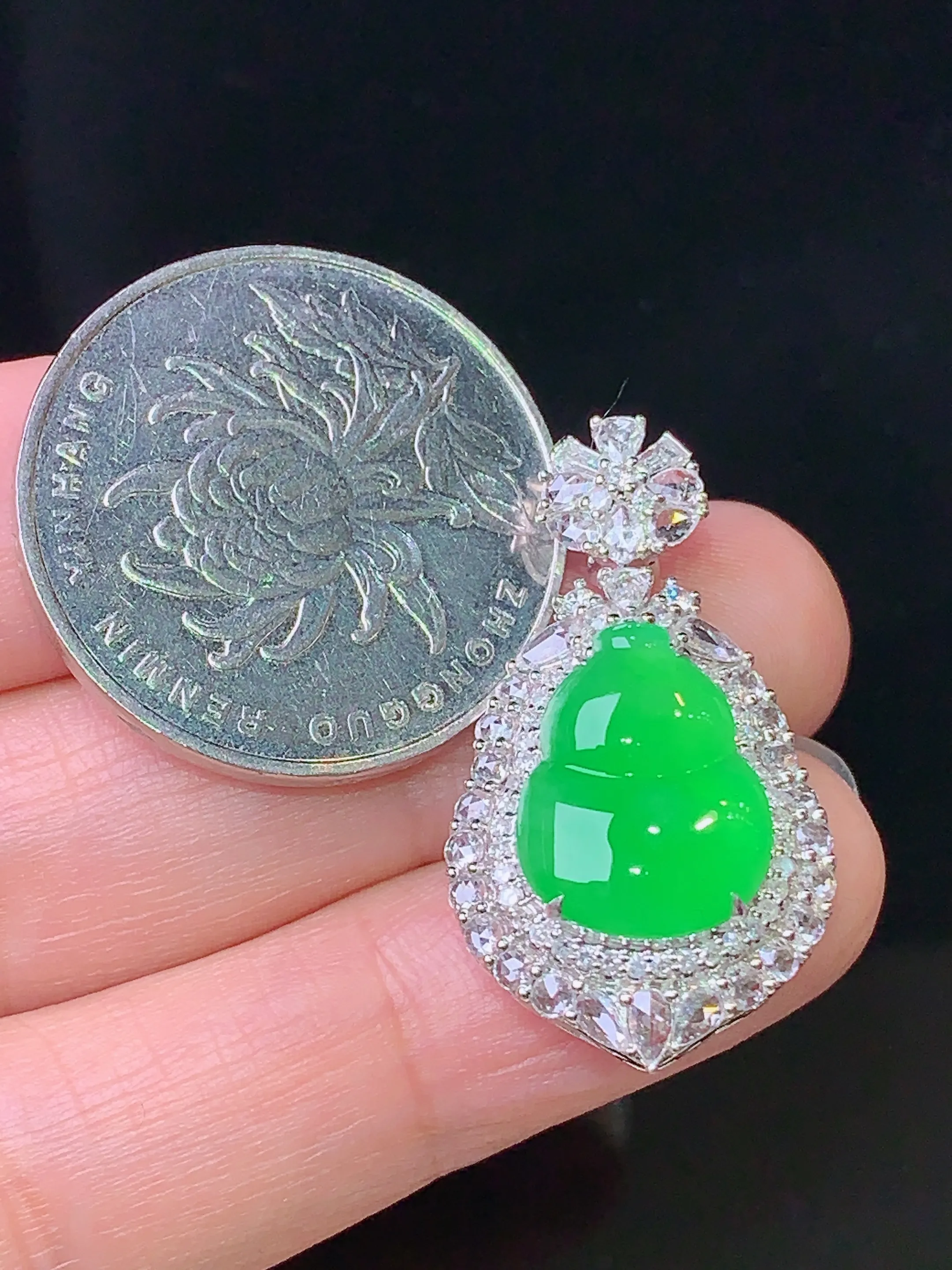 18k金钻镶嵌满绿葫芦吊坠 玉质细腻 色泽清新艳丽 整体尺寸29.8*16.6*9.5