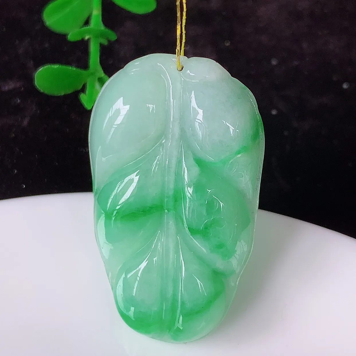 自然光实拍，冰润飘绿翡翠叶子吊坠 ，种水足，色泽清新，工艺精湛，叶子寓意美好；金枝玉叶，事业有成。#35.24