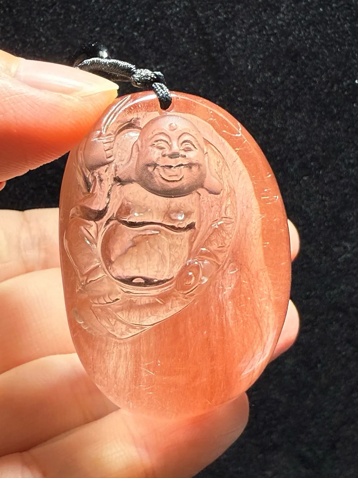 精品红发晶吊坠 天然红发晶顺发弥勒佛吊坠[合十][合十] 天然原色，雕工精湛，佛公容貌饱满圆润，慈眉善目，救苦救难普渡众生颜色红润，水头足，红顺发，寓意事事顺心如意、康乐吉祥、平安长寿、子孙绵延、安定人心、笑口常开规格:49.5*33.7*21.2mm，美货可遇不可求！
