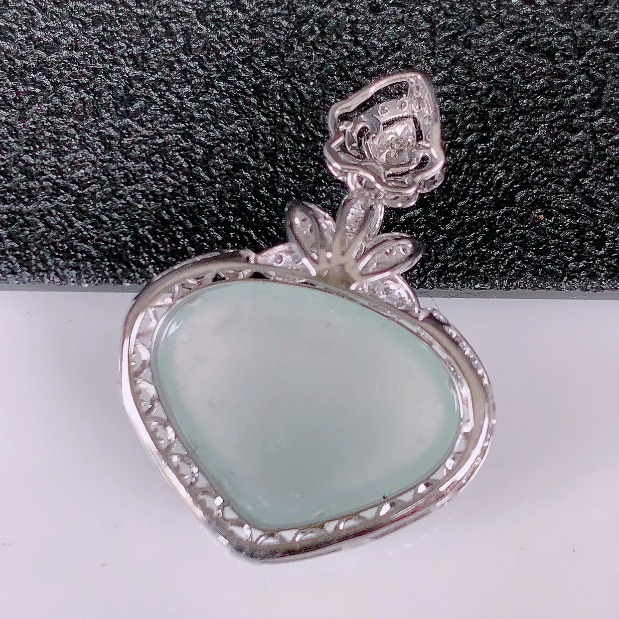 自然光实拍，18k金镶嵌冰种雪花棉翡翠爱心吊坠，冰胶饱满，起荧光，造型精美别致，送礼或自留佳选！#00.19整体25*19*7.8裸裸16*12.5mm
