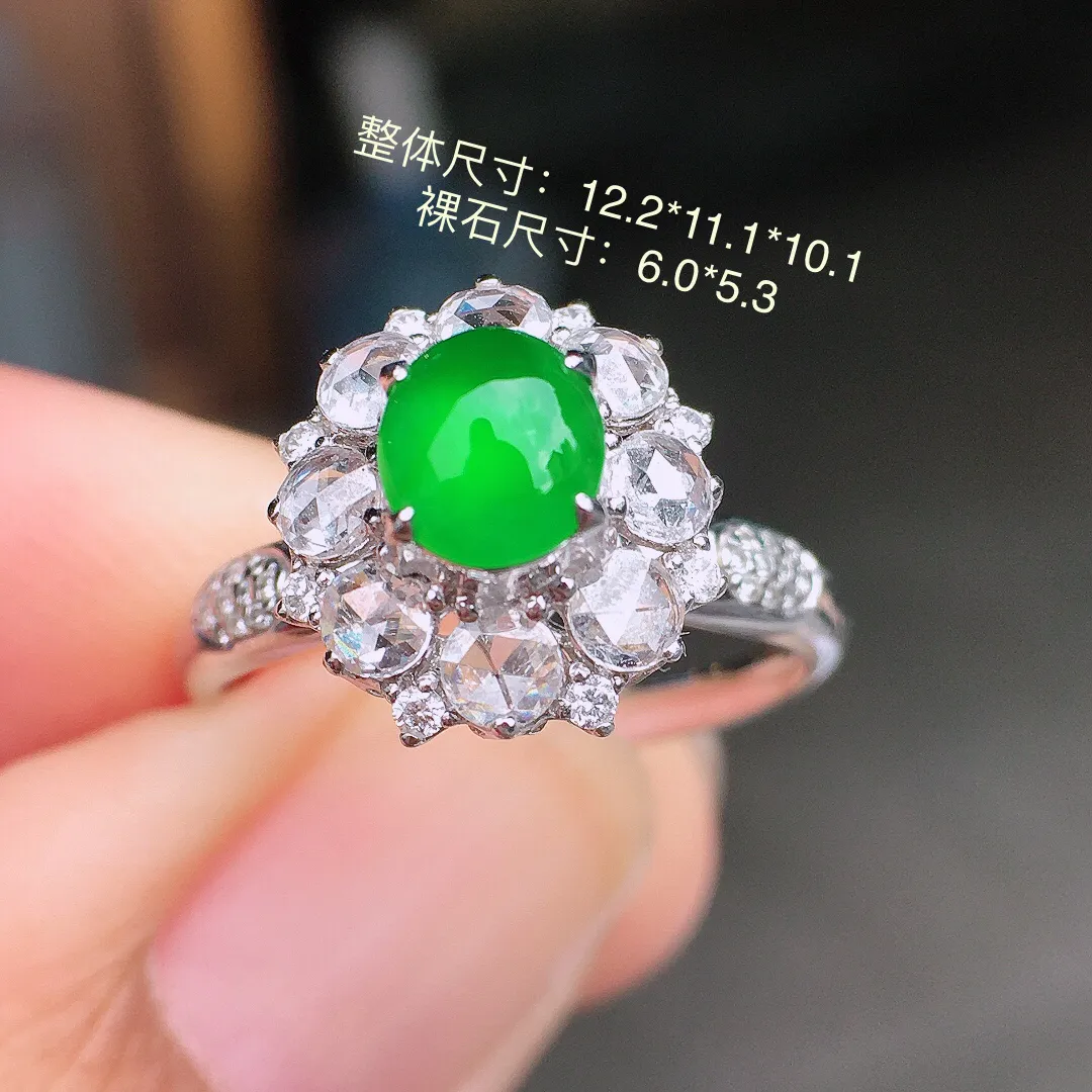 阳绿蛋面戒指，色泽均匀艳丽，玉质细腻，荧光感超
强，饱满圆润，尽显优雅气质，18k
金豪华镶嵌