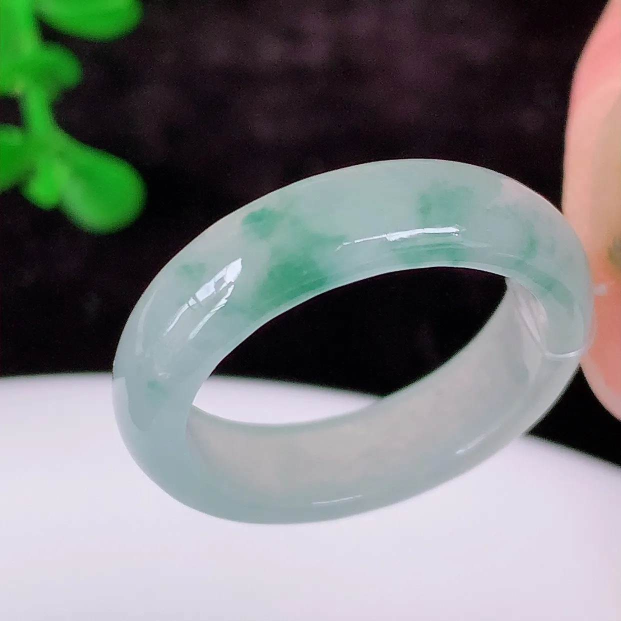 自然光实拍，18.2mm内径冰种飘花翡翠指环，玉戒指，玉质莹润，好精美好冰润的指环，17圈口，上手纤巧！#49.19尺寸18.2*5.2*3mm
