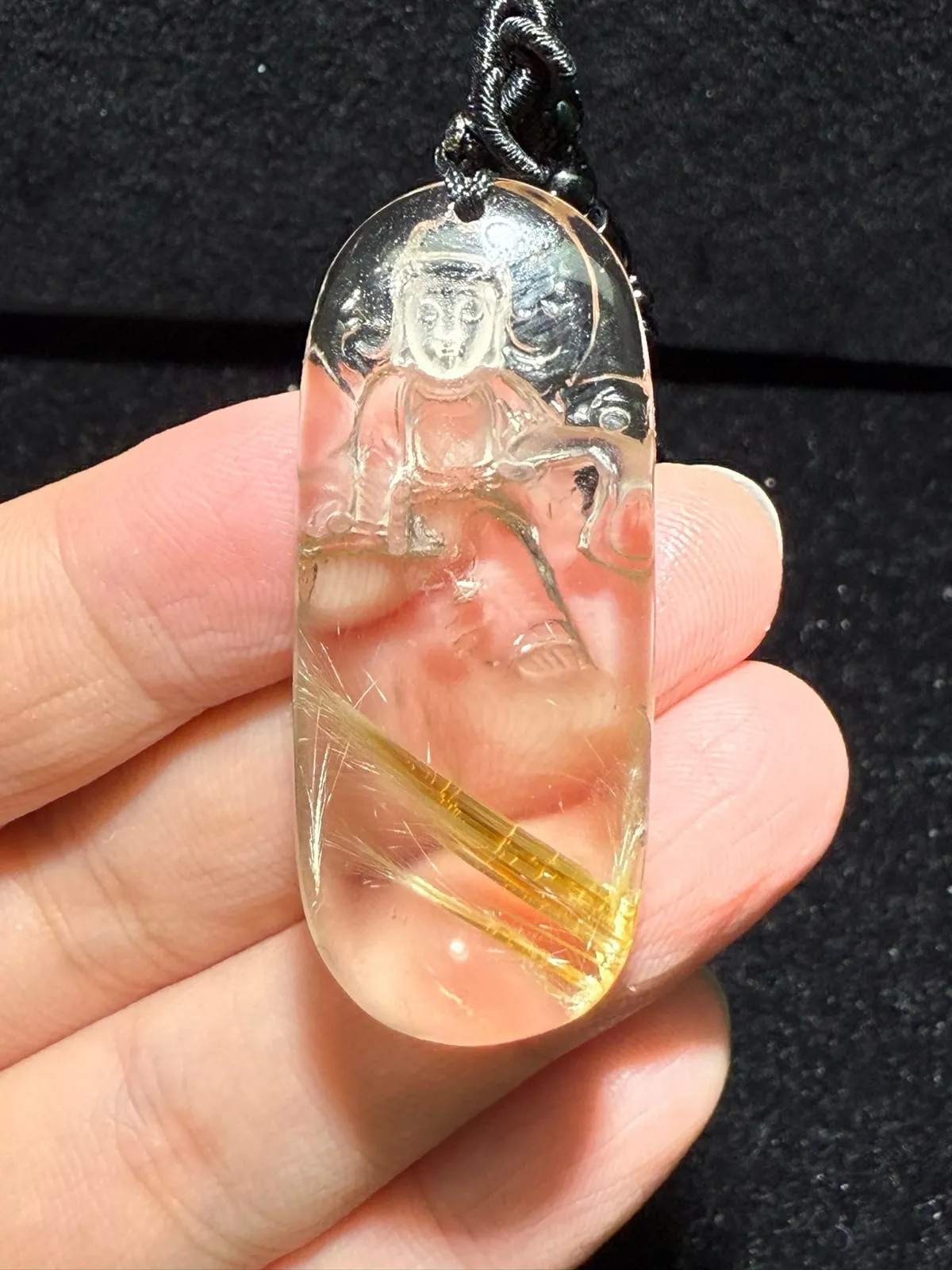 天然钛晶观自在菩萨吊坠  效应强钛质金黄，晶体通透雕刻自在观音，工艺精湛，佩戴观音可庇护缘主一生平安，财运不断…精致美货️值得珍藏规格：45.8/19.2/12.3mm   重19克  送盒子