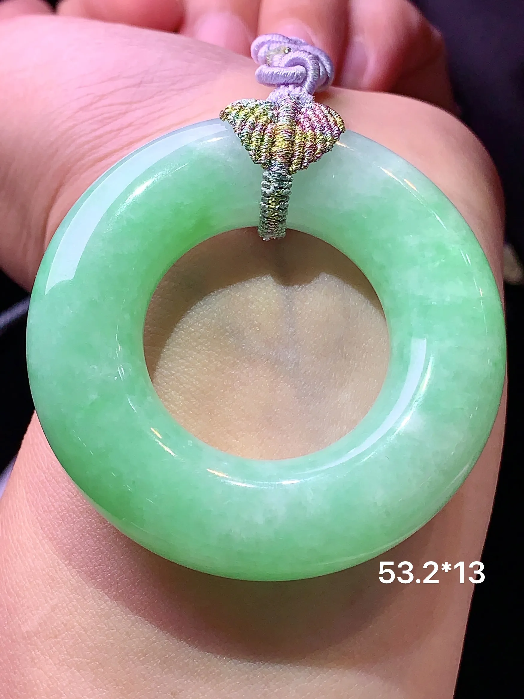 翠绿平安环吊坠 玉质细腻 色泽清新艳丽 整体尺寸53.2*13