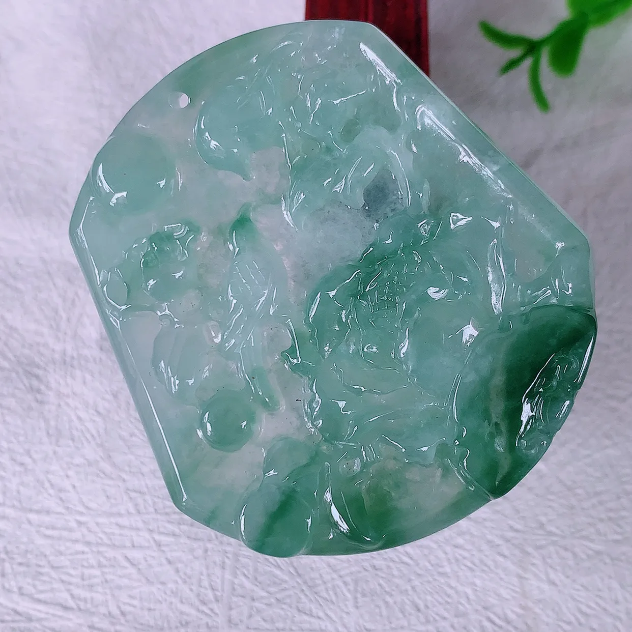 自然光实拍，冰种飘花翡翠喜上眉梢吊坠，时人之家，闻鹊声皆以为喜，故谓喜鹊报喜。”题材有喜上眉梢，双喜临门，花开富贵的美好意义。性价比超值！#46.19