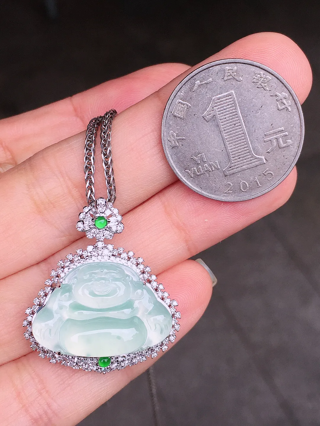 冰种佛公吊坠，玉质细腻，荧光感超
强，饱满圆润，尽显优雅气质，18k
金豪华镶嵌