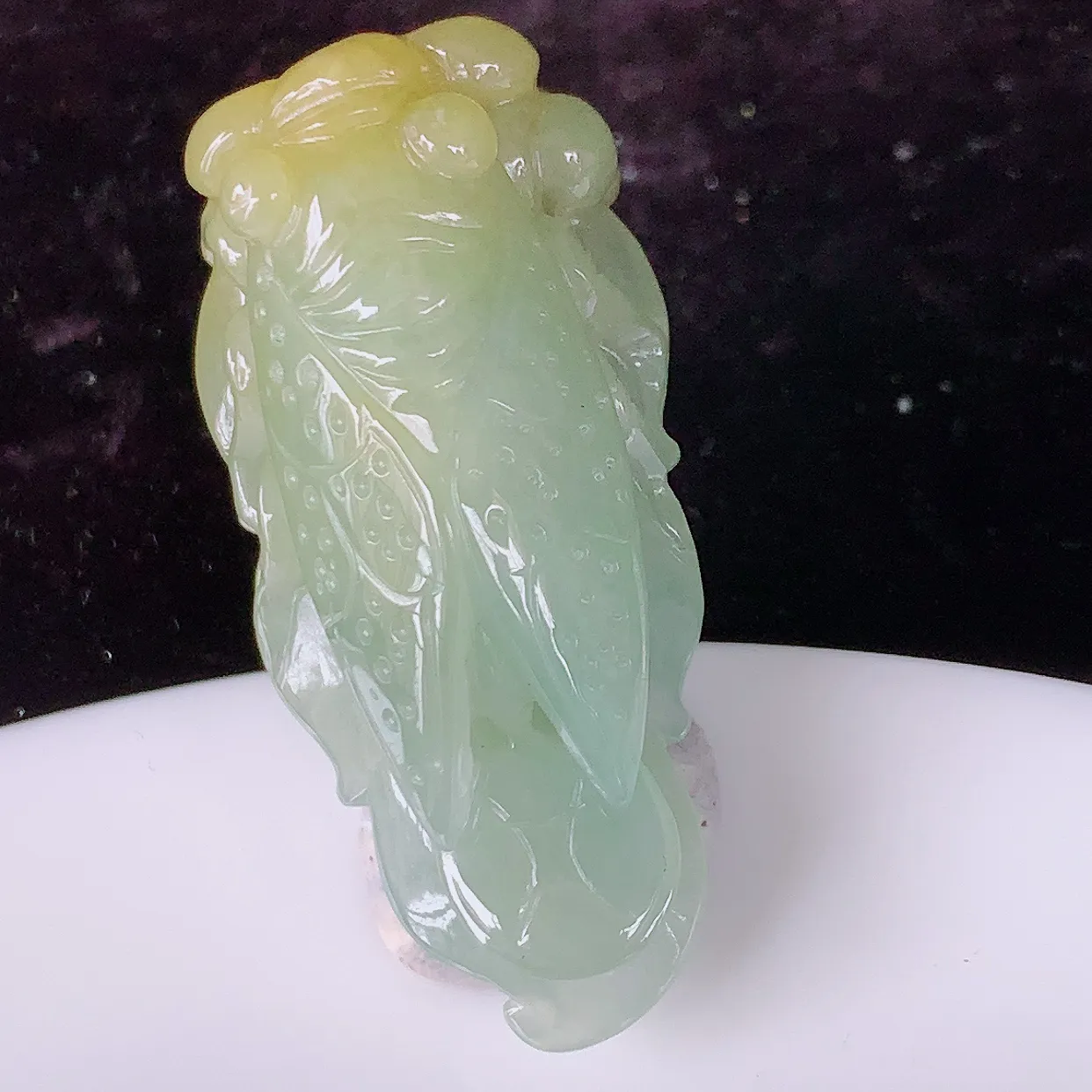 自然光实拍，冰黄翡双彩翡翠一鸣惊人金蝉吊坠，金蝉象征着一鸣惊人，腰缠万贯，事事如意等。俏色巧雕，沁人