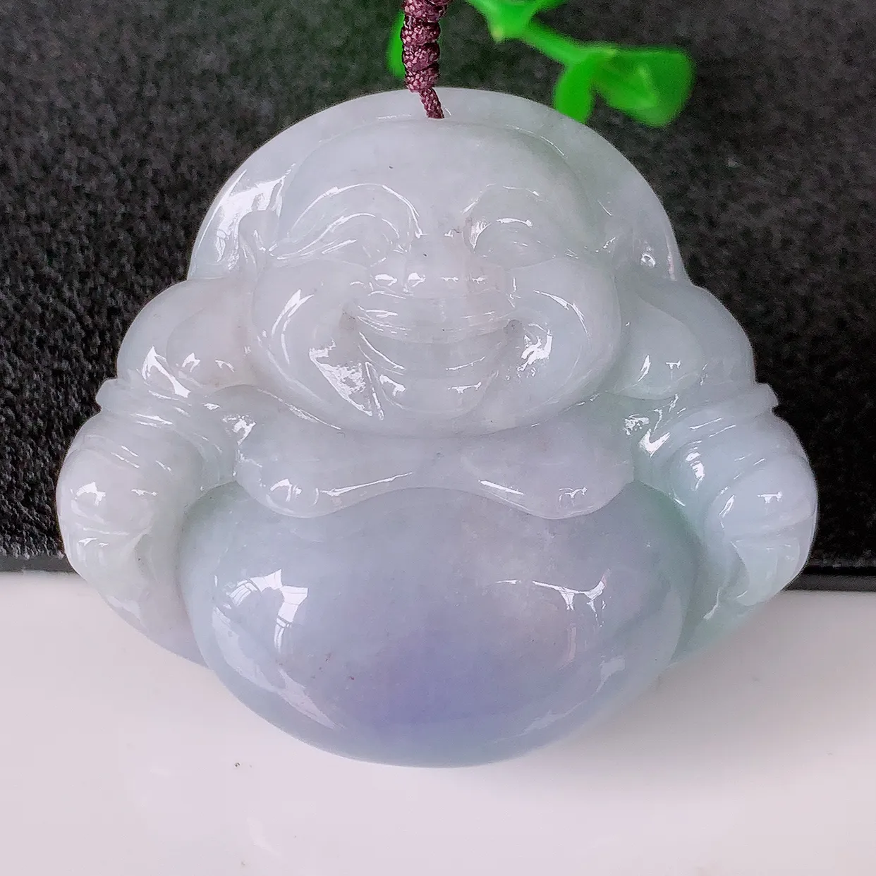 自然光实拍，大件厚装紫罗兰翡翠佛公吊坠，笑口常开，佛公在心中，一生平安幸福，佛公翠色迷人，佩戴佳品！
