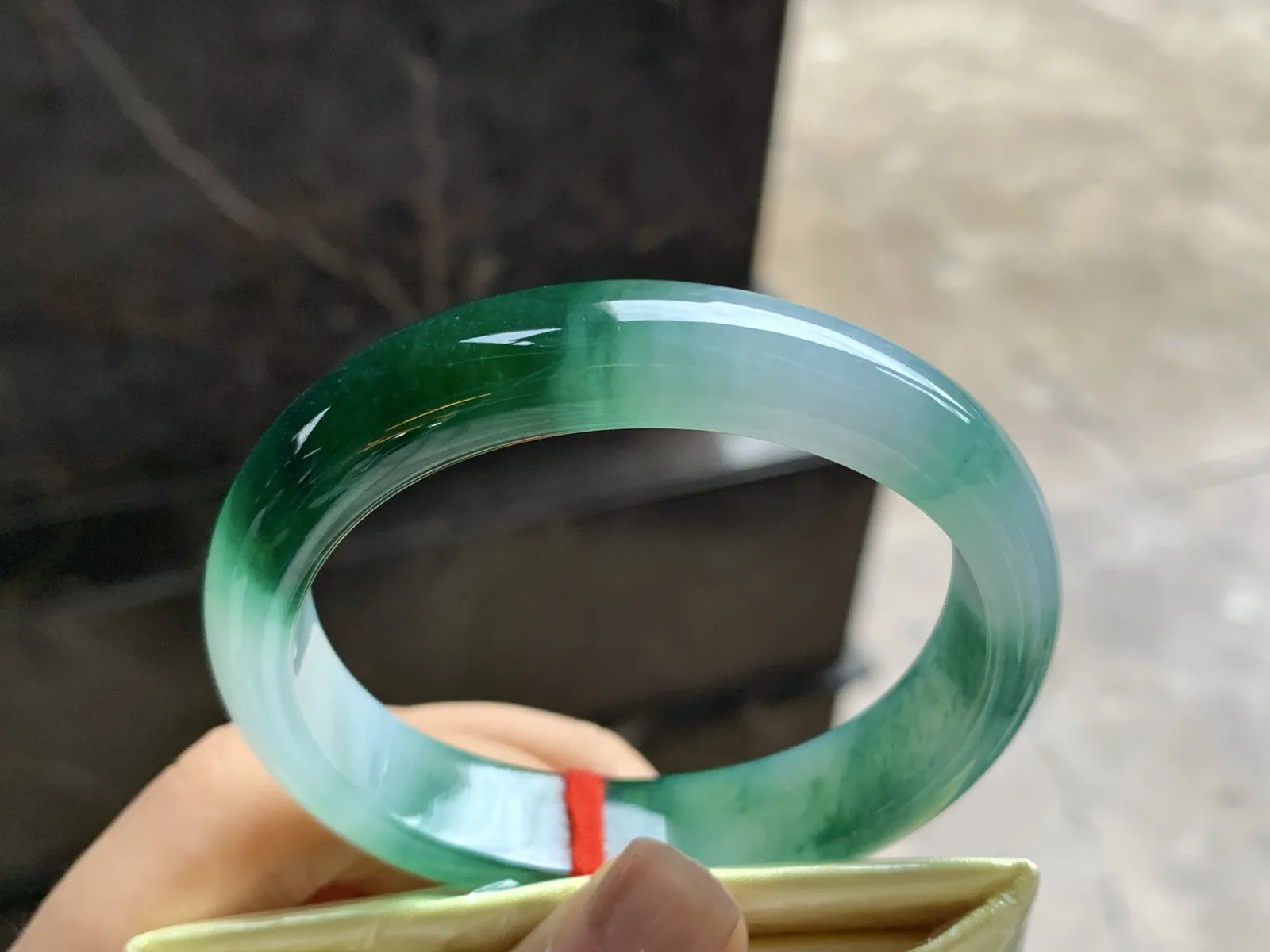 54-12.5-7.3

辣绿色贵妃手镯^_^颜色浓郁 鲜艳 玉质温润 正圈51 52可以戴