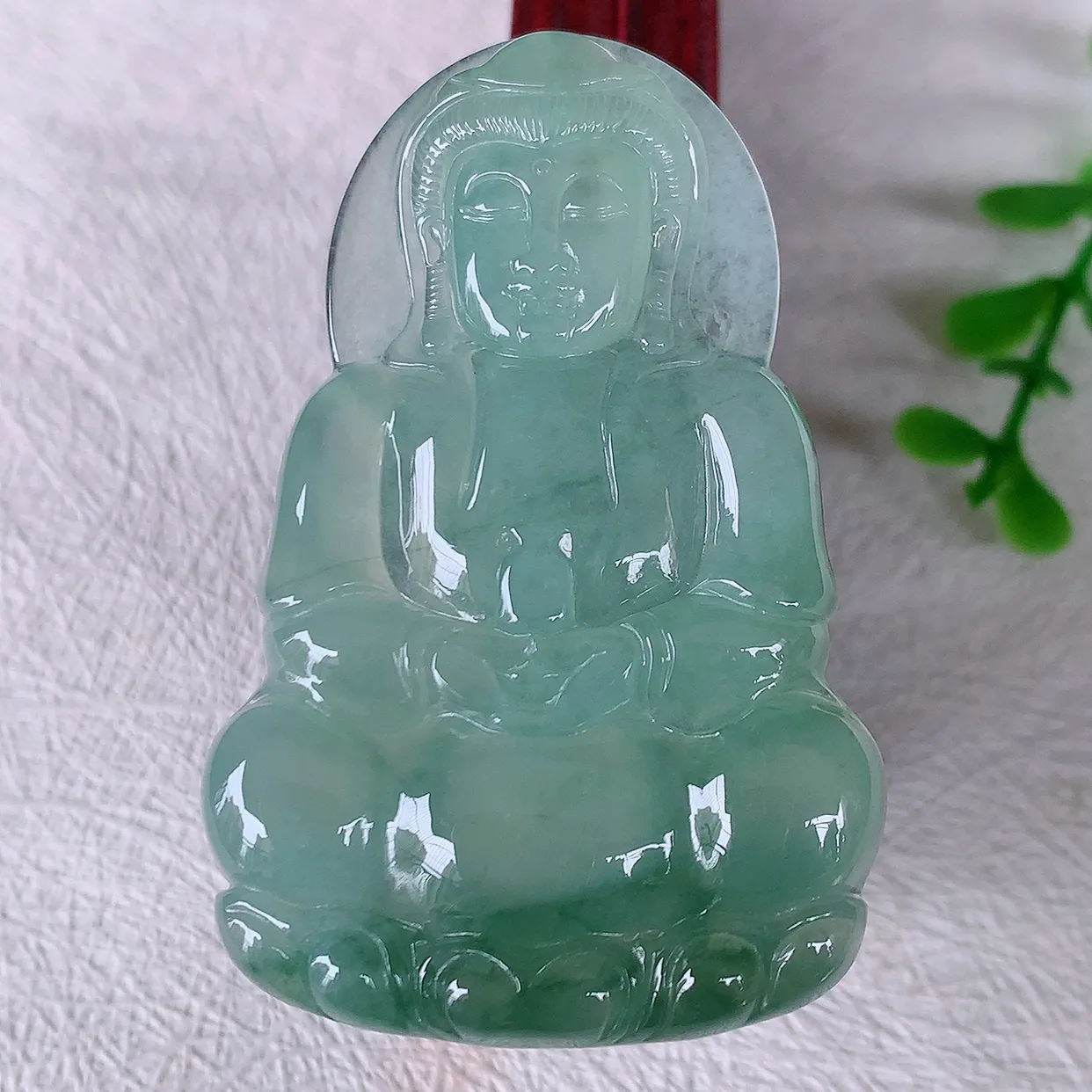自然光实拍，冰种飘花翡翠观音吊坠，赐福翡翠观音，冰透，观音面相慈祥，雕琢细致，佩戴气质！#60.24
