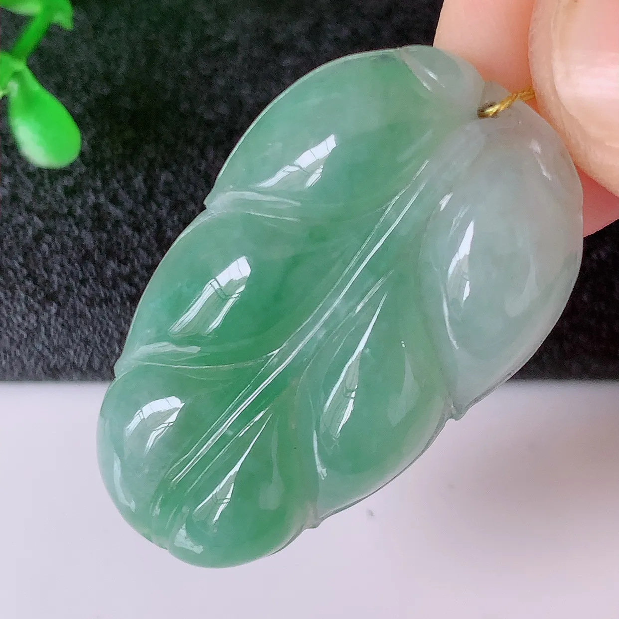 自然光实拍，冰飘绿翡翠叶子吊坠 ，种水足，色泽清新，工艺精湛，叶子寓意美好；金枝玉叶，事业有成。#00.24