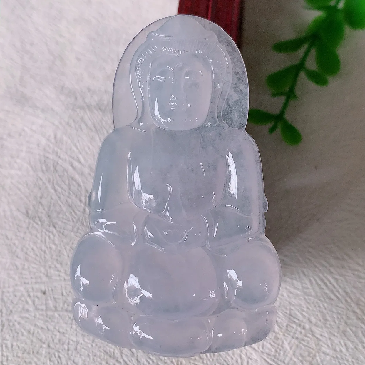 自然光实拍，大件冰种正装观音吊坠，赐福翡翠观音，冰透，起强玻璃光泽，观音面相慈祥，雕琢细致，佩戴气质