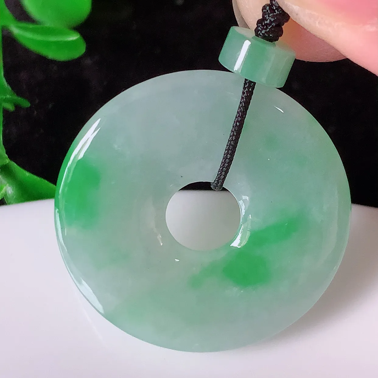 自然光实拍，冰飘绿翡翠平安扣吊坠，平平安安，种水很好，配戴精美！#41.22