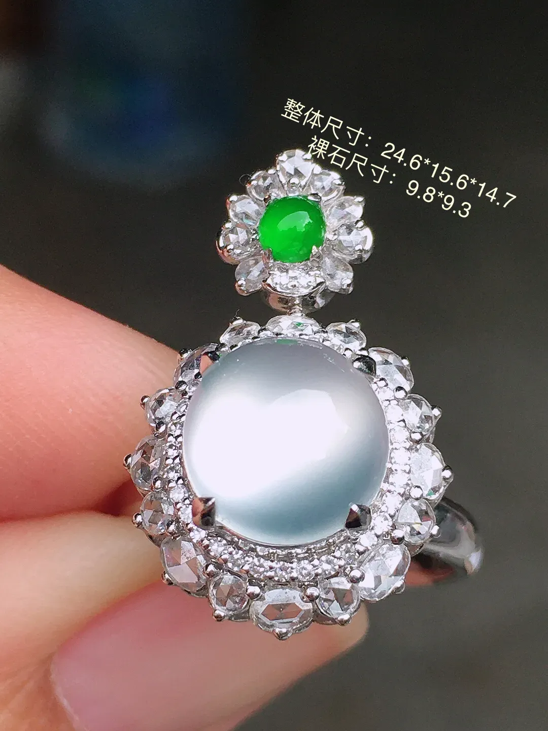 冰种蛋面戒指/吊坠两用款，玉质细腻，荧光感超
强，饱满圆润，尽显优雅气质，18k
金豪华镶嵌
