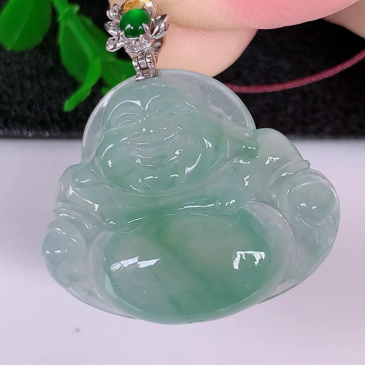 自然光实拍，18K金镶嵌冰种飘花翡翠佛公吊坠，冰透饱满， 佛公亦保平安，寓意有福（佛公）相伴，品相佳，配戴优雅迷人！#99.22整体34.2裸石31*25.5-6.2