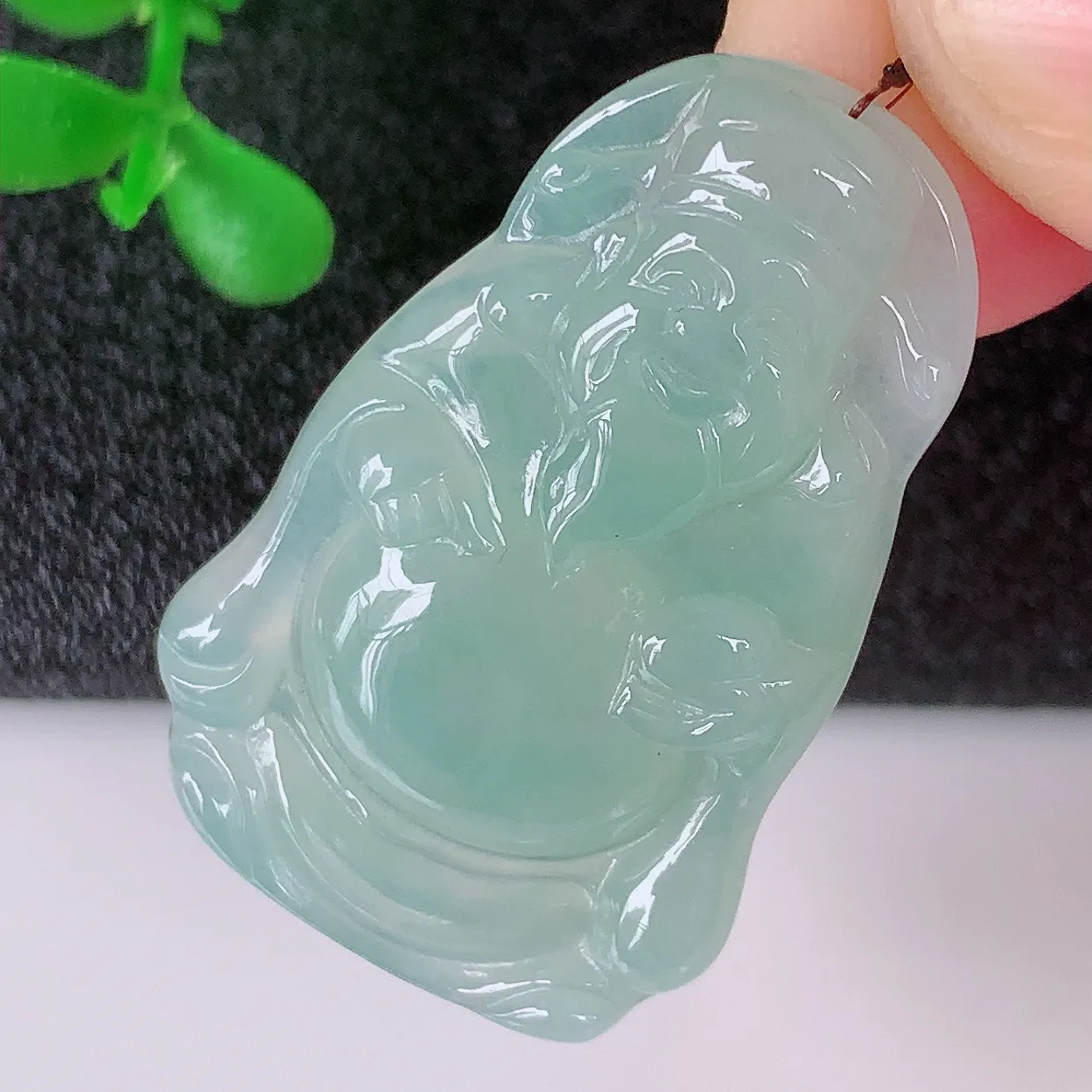 自然光实拍，冰种翡翠财神爷吊坠，翡翠招财财神爷，财神到你家里来，年年月月发大财，形态极为讨喜，佩戴效果招财迷人#46.24