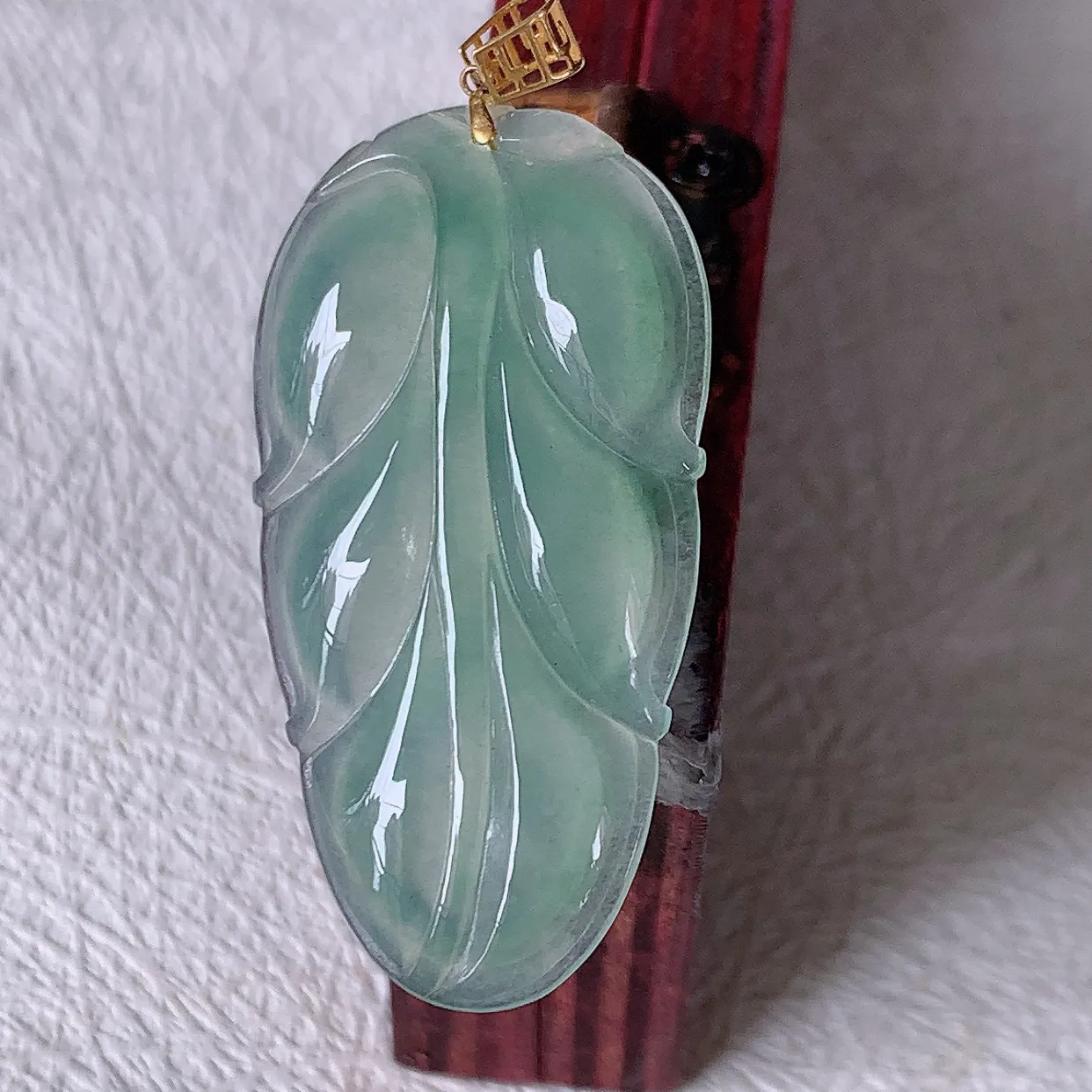 18K金镶嵌冰种翡翠事业有成叶子吊坠，种老水足，雕工精湛 ，寓意美好，佩戴时尚出众！#12.24