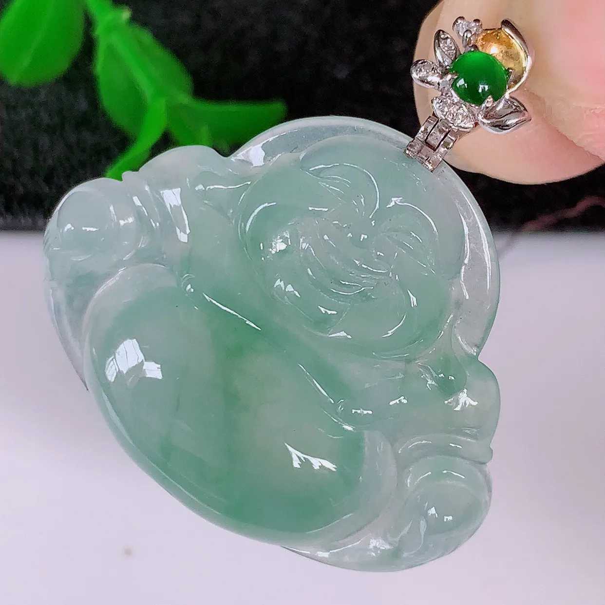 自然光实拍，18K金镶嵌冰种飘花翡翠佛公吊坠，冰透饱满， 佛公亦保平安，寓意有福（佛公）相伴，品相佳
