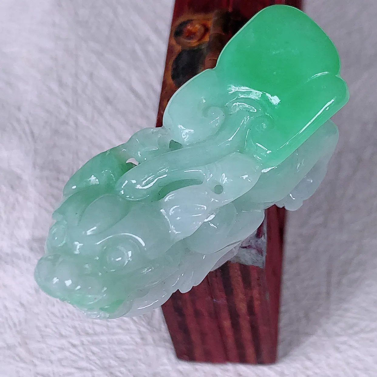 自然光实拍，水润飘绿翡翠招财貔貅吊坠，民间有“一摸貔貅运程旺盛，再摸貔貅财运滚滚，三摸貔貅平步青云 ” 的美好祝愿。#81.19