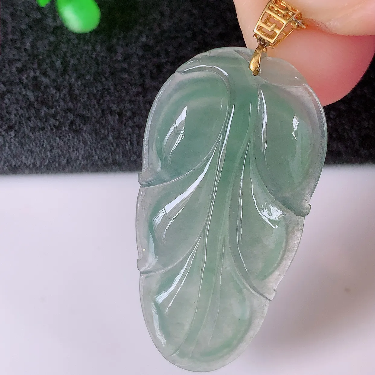 18K金镶嵌冰种翡翠金枝玉叶叶子吊坠，种老水足，雕工精湛 ，寓意美好，佩戴时尚出众！#12.24