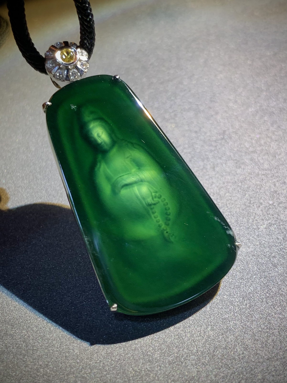 缅甸翡翠，蓝水自在观音菩萨，拈珠静思，
裸石39.5-22.5-3mm，
整体47.2-23.8-7mm，
18K金，南非钻，