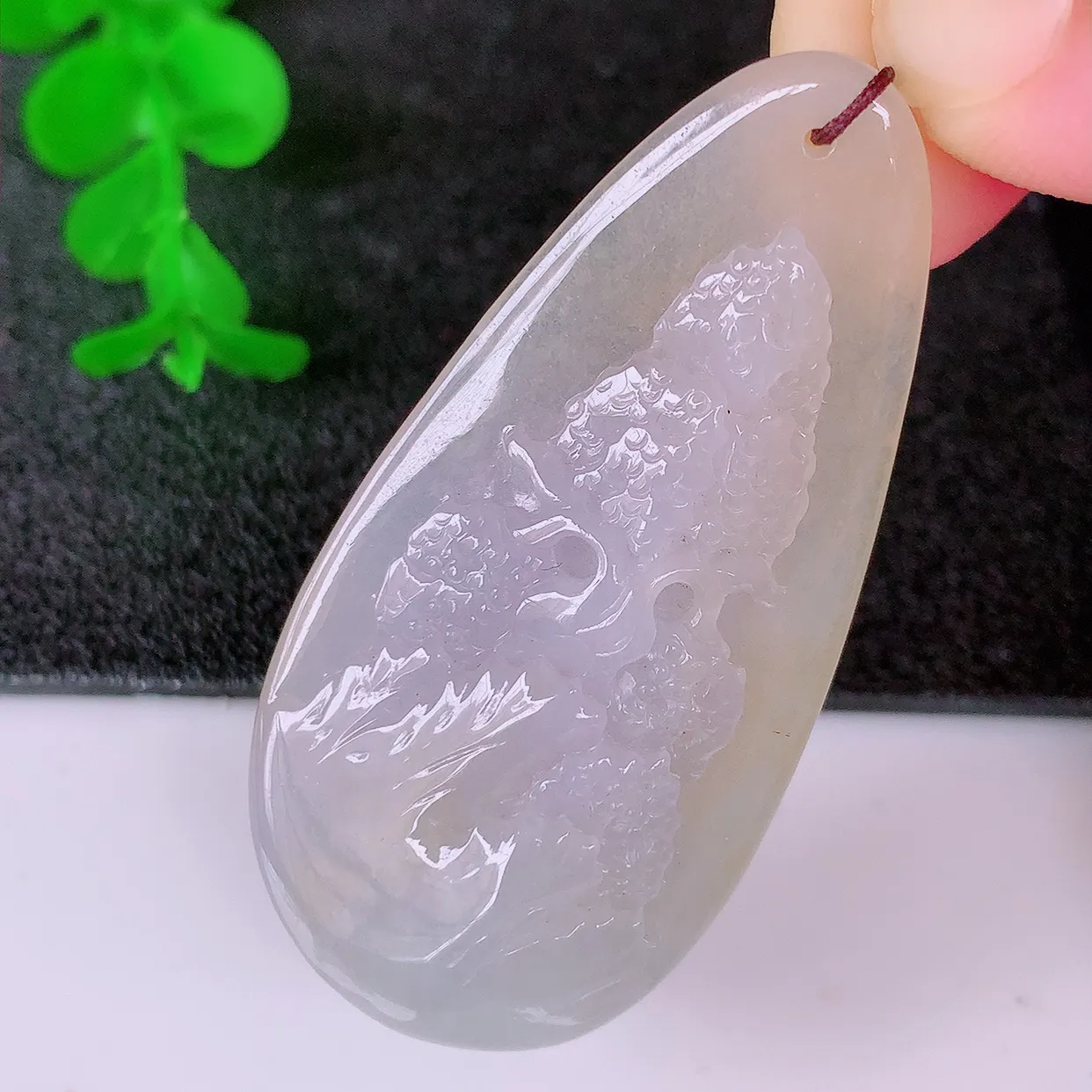 自然光实拍，冰黄翡双彩翡翠山水牌吊坠，翡翠山水牌，寓意“常青、背靠大山、水（财）长流、平安之意”生机