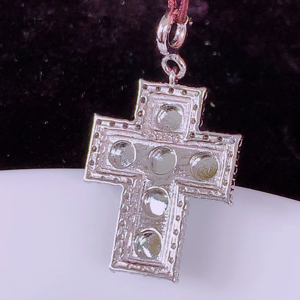 冰透满绿翡翠925银镶嵌十字架吊坠，自然光实拍，翠色灵动，颜色漂亮，种老水足，品相佳，佩戴佳品！#97.22整体27.5*15.5*4.6裸石3.8*3.8