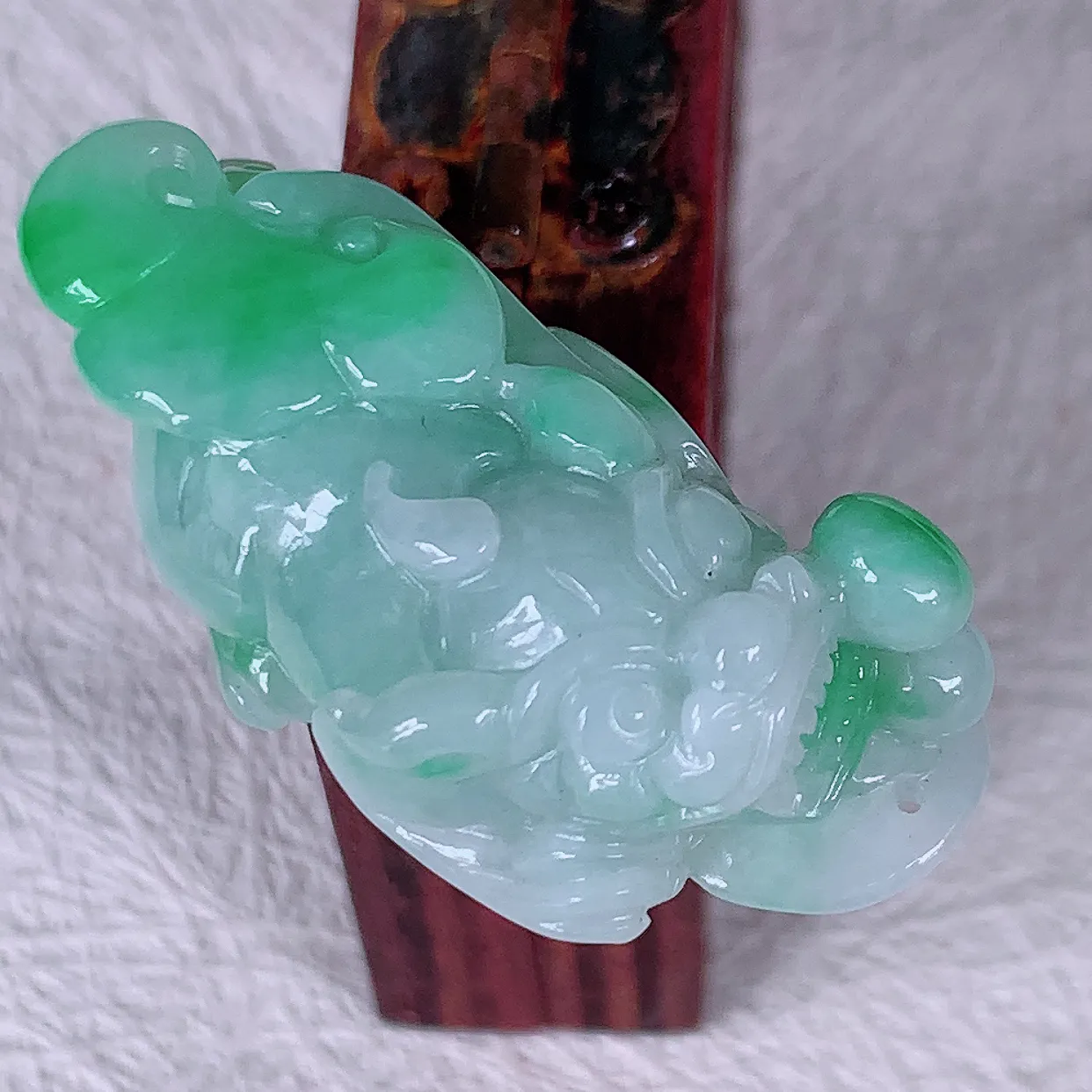 自然光实拍，精雕飘绿翡翠招财貔貅吊坠，民间有“一摸貔貅运程旺盛，再摸貔貅财运滚滚，三摸貔貅平步青云 ”的美好祝愿。#81.19
