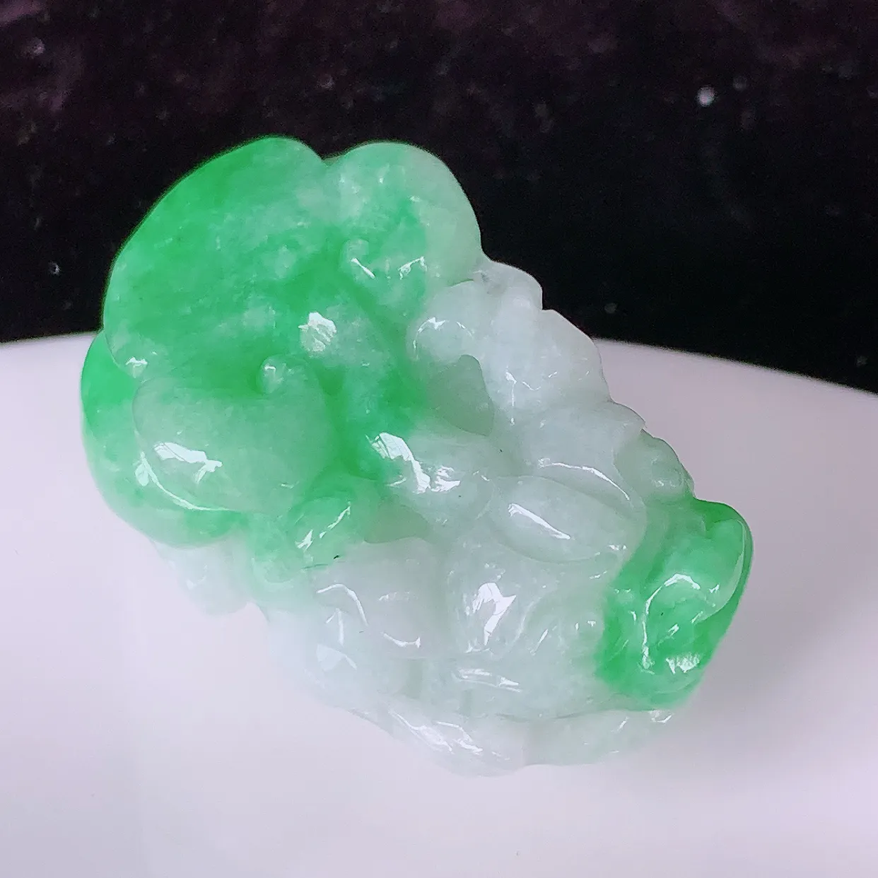 自然光实拍，冰润飘绿翡翠招财貔貅吊坠，民间有“一摸貔貅运程旺盛，再摸貔貅财运滚滚，三摸貔貅平步青云 ”的美好祝愿。#81.24