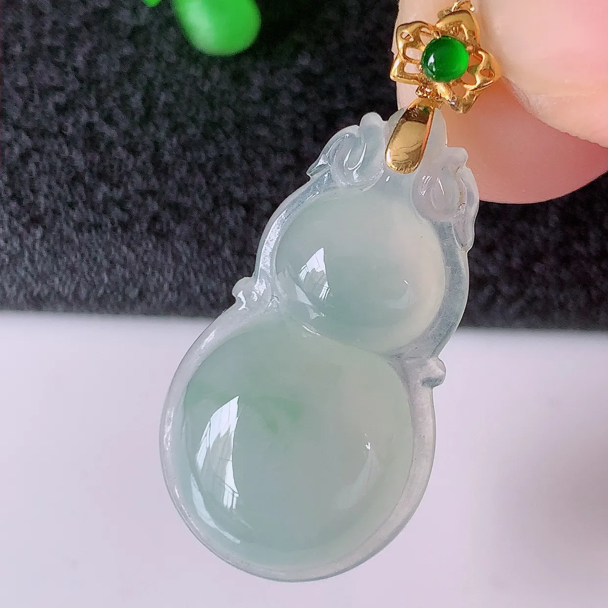 18K金镶嵌冰种飘花翡翠葫芦吊坠，葫芦寓意福禄双全，财源滚滚，佩戴效果优雅迷人！#12.24
