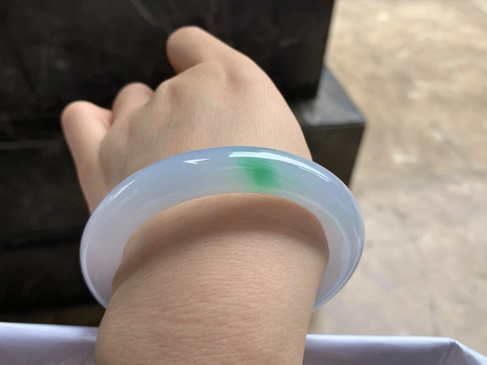 55-10.8

飘绿圆条手镯^_^底妆细腻色阳