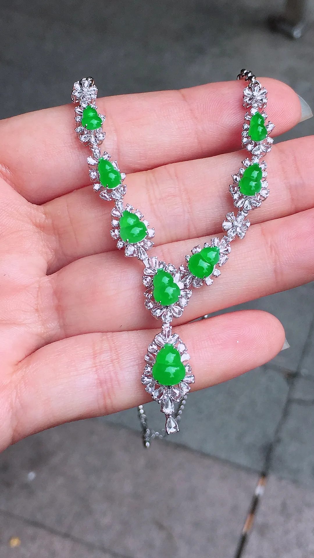 正阳绿葫芦晚装项链，色泽均匀艳丽，玉质细腻，荧光感超
强，饱满圆润，尽显优雅气质，18k
金豪华镶嵌