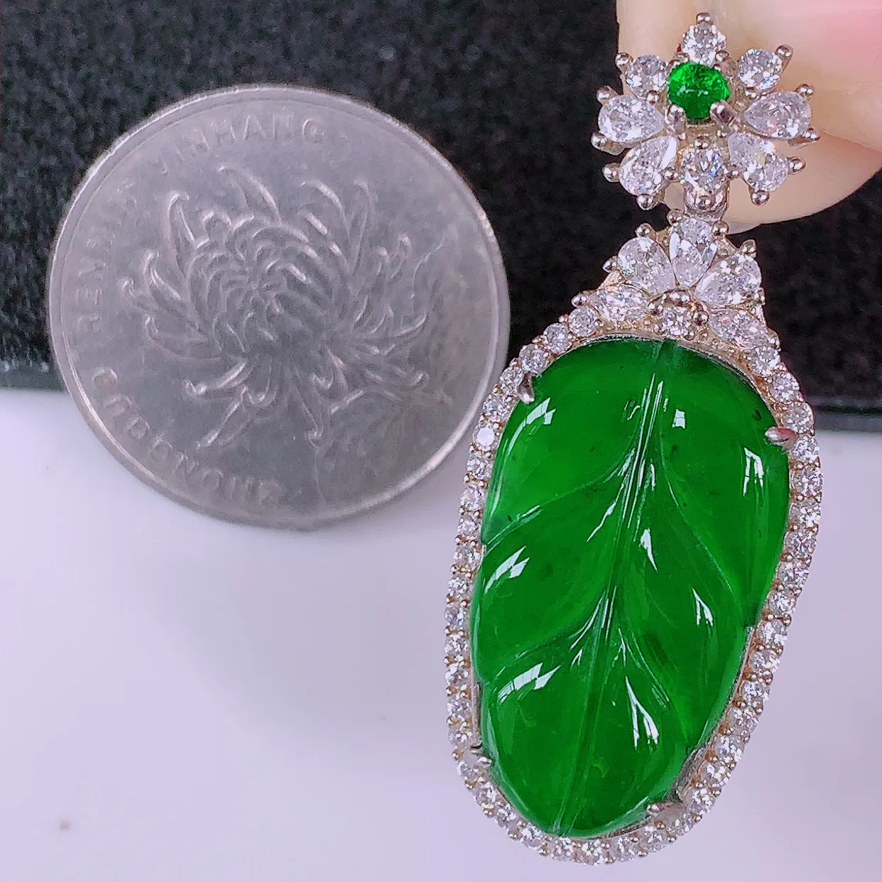 冰透满绿翡翠925银镶嵌叶子吊坠，自然光实拍，翠色灵动，颜色漂亮，种老水足，品相佳，佩戴佳品！#97.22整体37.5*15.8-8裸23*13