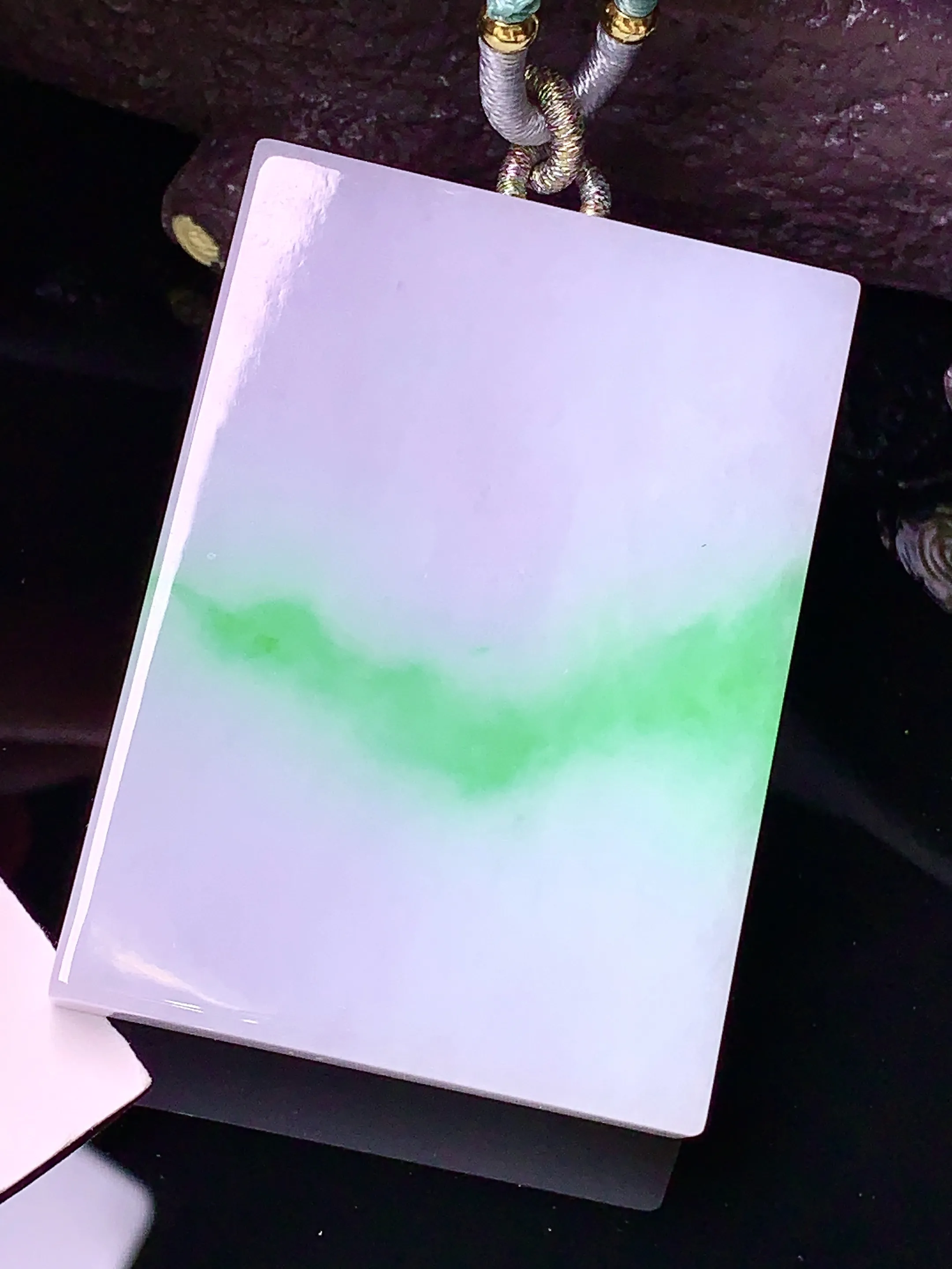 飘绿无事牌吊坠 玉质细腻 色泽清新艳丽 整体尺寸50.5*36.5*6.8