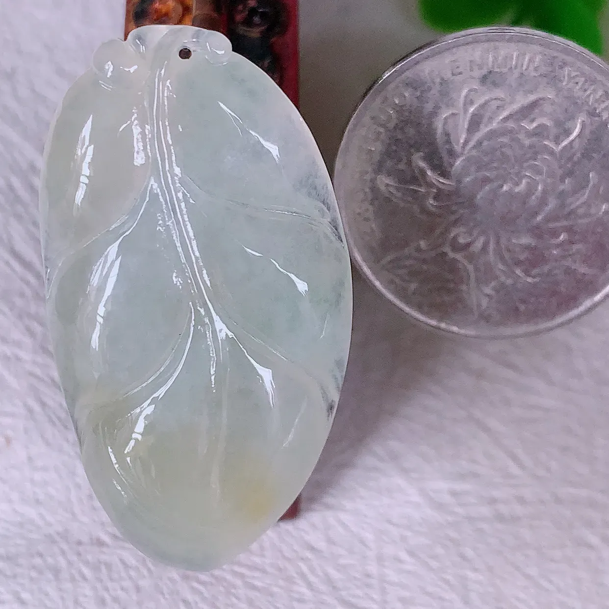 自然光实拍，冰种黄翡事业有成叶子翡翠吊坠，莹润且起胶，叶子清秀优雅， 佩戴大业有成！#01.19