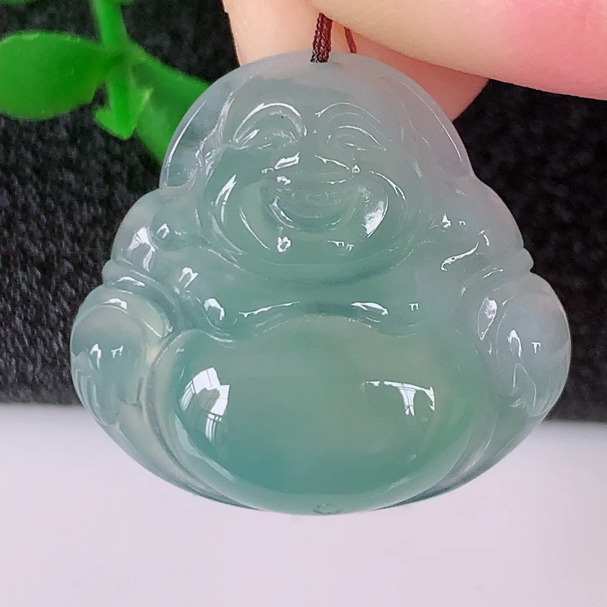 自然光实拍，冰种翡翠佛公，水灵起胶，翠色迷人，佛公在心中，一生平安，饱满圆润，开怀大笑佛公，配戴灵气