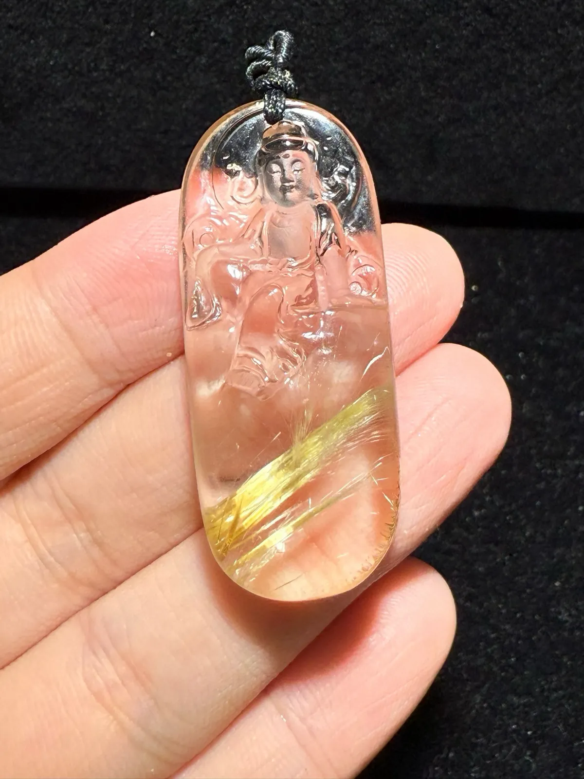 天然钛晶观自在菩萨吊坠  效应强钛质金黄，晶体通透雕刻自在观音，工艺精湛，佩戴观音可庇护缘主一生平安，财运不断…精致美货️值得珍藏规格：45.8/19.2/12.3mm   重19克  送盒子