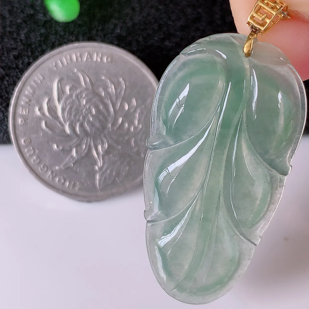 18K金镶嵌冰种翡翠金枝玉叶叶子吊坠，种老水足，雕工精湛 ，寓意美好，佩戴时尚出众！#12.24