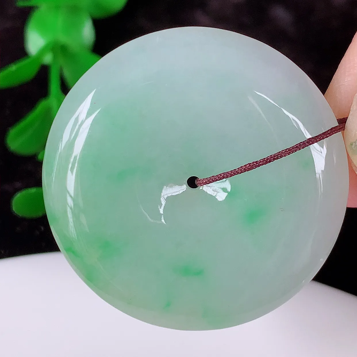 自然光实拍，水润飘绿翡翠平安扣吊坠，品相佳，美感十足，寓意平平安安，平安扣佩戴精美时尚！#57.19