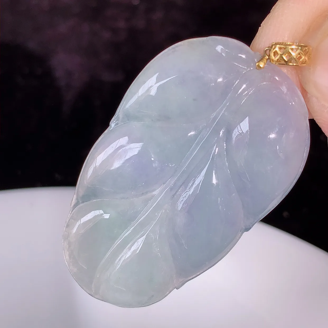 18K金镶嵌冰紫罗兰翡翠叶子吊坠 ，种水足，色泽清新，工艺精湛，叶子寓意美好；金枝玉叶，事业有成。#49.22